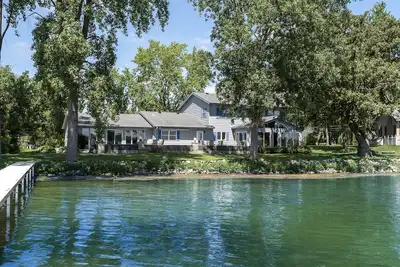 Image de Lake Home - 3, 500 sq ft - 20 min from Madison!