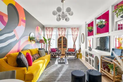 Image de The Pink Lady - Stylish Walker’s Point Home