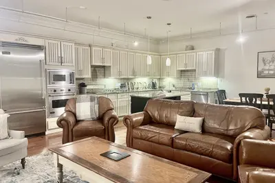 Image de The Square at your doorstep/ mile to the Grove! Luxury condo! !