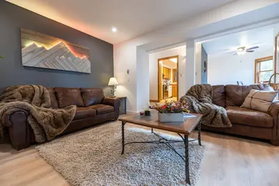 Image de ⭐ Rustic Retreat In Town with pool & hot tub ⭐