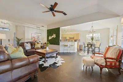 Image de Rustic Aggie ~ Stunning Decor & Inviting Atmosphere!