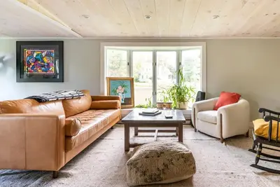 Image de modern farmhouse nestled in the Catskills