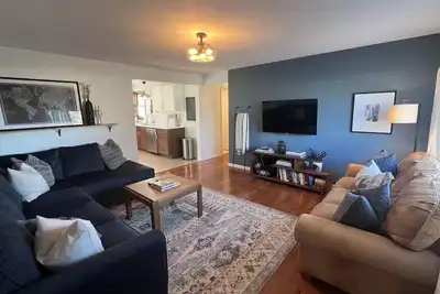 Image de Poplar Place - 3 Br - Hot Tub - Steps from Downtown