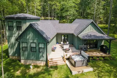 Image de Cozy Dog Friendly Golf Area Retreat w/ Deck & Fireplace