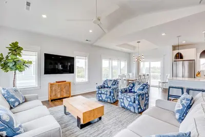 Image de Large, dog-friendly home close to the beach with pool, hot tub, & washer/dryer