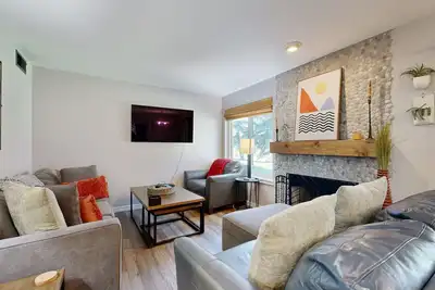 Image de Mountain-view condo with outdoor pool, fireplace, patio, pool table & W/D