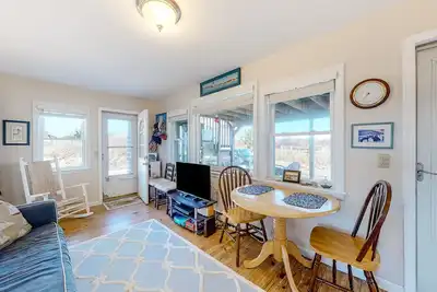 Image de Dog-friendly bay view cottage with a furnished porch, washer/dryer, & roof deck