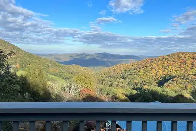 Image de Home overlooking the mountains with a spacious deck, firepit, grill, W/D, & Ac