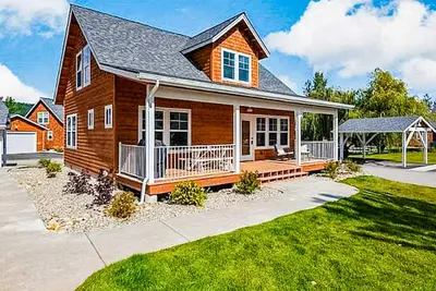Image de Charming bungalow near the lake with fireplace, central Ac, & washer/dryer