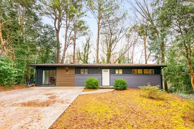 Image de Renovated retreat with large deck, fireplace, & washer/dryer - dog-friendly