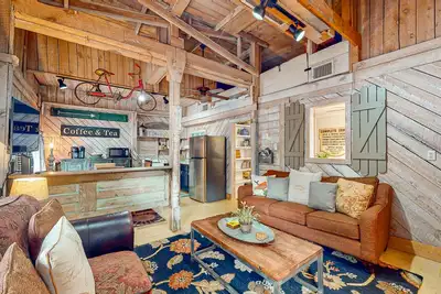 Image de Rustic cottage with backyard & central Ac - near downtown attractions