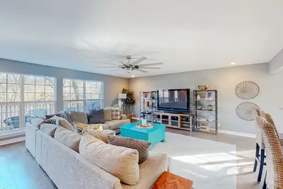 Image de Spacious waterfront home with a washer/dryer, central Ac & deck