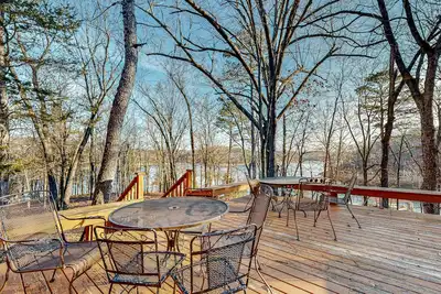 Image de Lakefront home with boat access, fireplace, washer/dryer & firepit