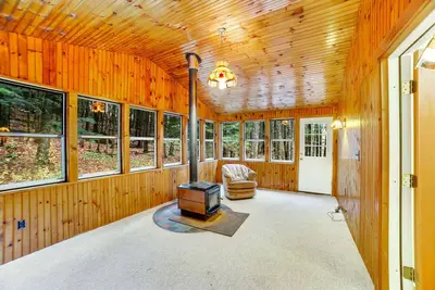 Image de Lovely wooded home with deck, enclosed porch - dog-friendly