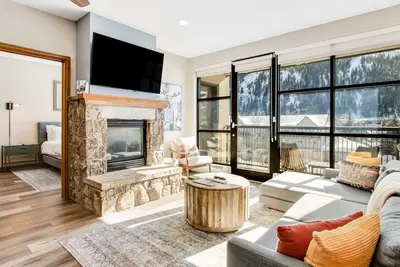 Image de Second-story condo with mountain view, fireplace & balcony - walk to gondola