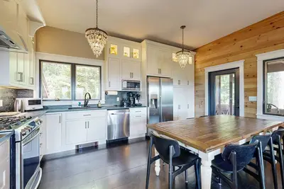 Image de Tranquil & renovated dog-friendly home with mountain views, W\/D, Ac