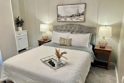 Image de Spacious 2 Story-House - Walk to the Hiking Trails