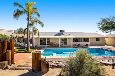 Image de Dog-friendly sunshine stay with private pool, spacious yard, central Ac & W/D