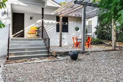 Image de Sunny Cherrywood Charmer | Walk to Cafes/Ut/Parks