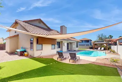 Image de Stunning two-story home with pool, pool table, Ping-Pong table & patio