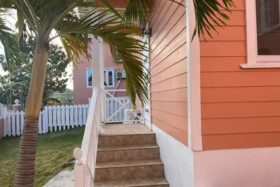 Image de Cute, clean and cozy cottage. 5 minute drive from Junkanoo beach and Bay street.