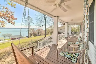 Image de Country-Chic Home w/ Fire Pit, Steps to Lake!