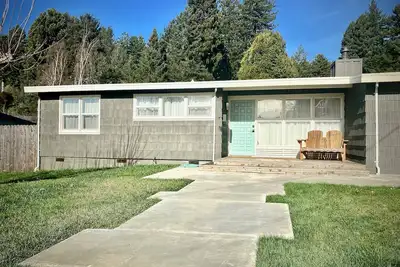 Image de Sunny Mid-Century Gem