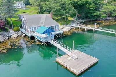 Image de Charming Waterfront Cottage with Private Dock