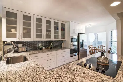 Image de Luxury new kitchen ground floor condo close to Img, Beach