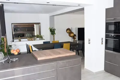 Image de maison rosy avec bain à remous, à 15 pas du canal de midi.