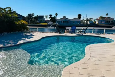 Image de Waterfront Pool Home w/PingPong, No storm damage