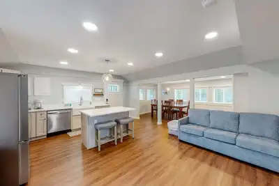 Image de Renovated, dog-friendly cottage with a covered porch, deck, yard, & washer/dryer