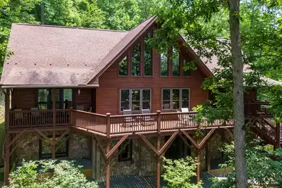 Image de Raccoon's Paw Lodge - 1-level living! Pet Friendly Home with Pool Table, Hot tub, and Views