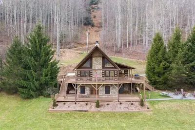 Image de Eagle Trace - Catch & release fishing, mountain views, hot tub and more at this beautiful home