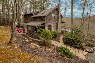 Image de Cozy Cabin - Adorable log cabin near Valle Crucis with picnic table, firepit, & seasonal views!
