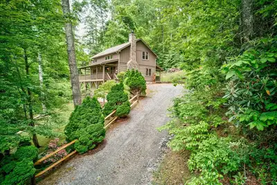Image de Kaylee's Kabin is a 2br 2b log cabin located in Valle Crucis. Peaceful, private and pet friendly