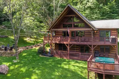 Image de MountainTime - Pet Friendly Log Cabin in Valle Crucis with Views, Firepit, & Hot Tub!