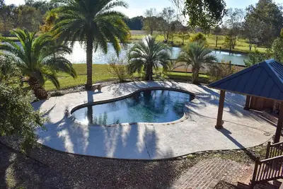 Image de Youngsville Retreat- pool, private pond, outdoor fireplace