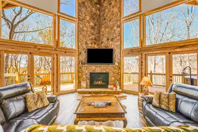 Image de Gorgeous cabin with indoor & outdoor fireplaces, huge deck, & hot tub