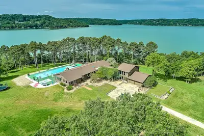 Image de Dog-friendly home with lake views, washer/dryer, pool, basketball & fireplace