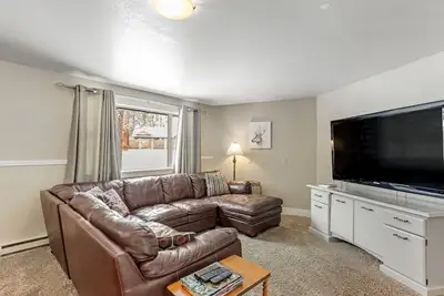 Image de Charming dog-friendly cabin with a firepit, grill, balcony, Ac, & private W/D