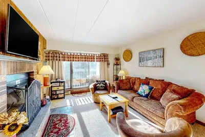 Image de Second-floor condo with balcony, pool, ski shop, on-site dining - walk to lifts