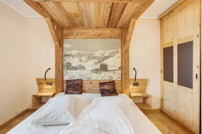 Image de \"Appartamento 1 Deluxe - Alpen Suite\" avec vue sur les montagnes, jardin et Wi-Fi.