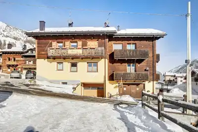 Image de \"Appartamento 2 - Alpen Suite\" avec vue sur les montagnes, jardin et Wi-Fi.