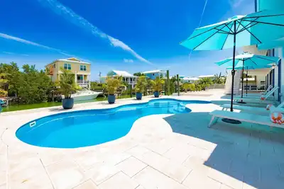 Image de Bristol Keys: Experience Unrivaled Luxury, Magnificent 6br Canal Home Near Sombrero Beach, Pool/Dock