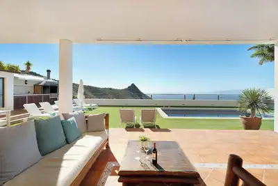 Maison de vacances \"Villa de Iujo Casa Grande\" avec vue sur la mer, piscine privée & Wi-Fi