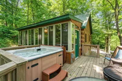 Image de Beautiful Hot Tub Cabin Near Patoka Lake!