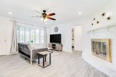 Image de Beautiful home in a great location with enclosed backyard, smart Tv, patio, W/D