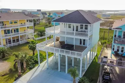 Image de Great views, close to beach, hot tub in Treasure Island