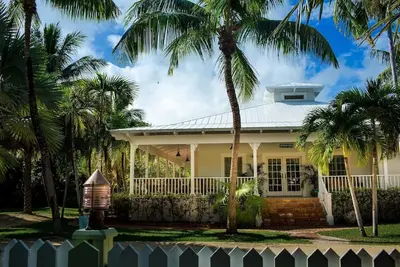 Jamaican Palm House 3 Bedrooms, 2 Bath, Poolside